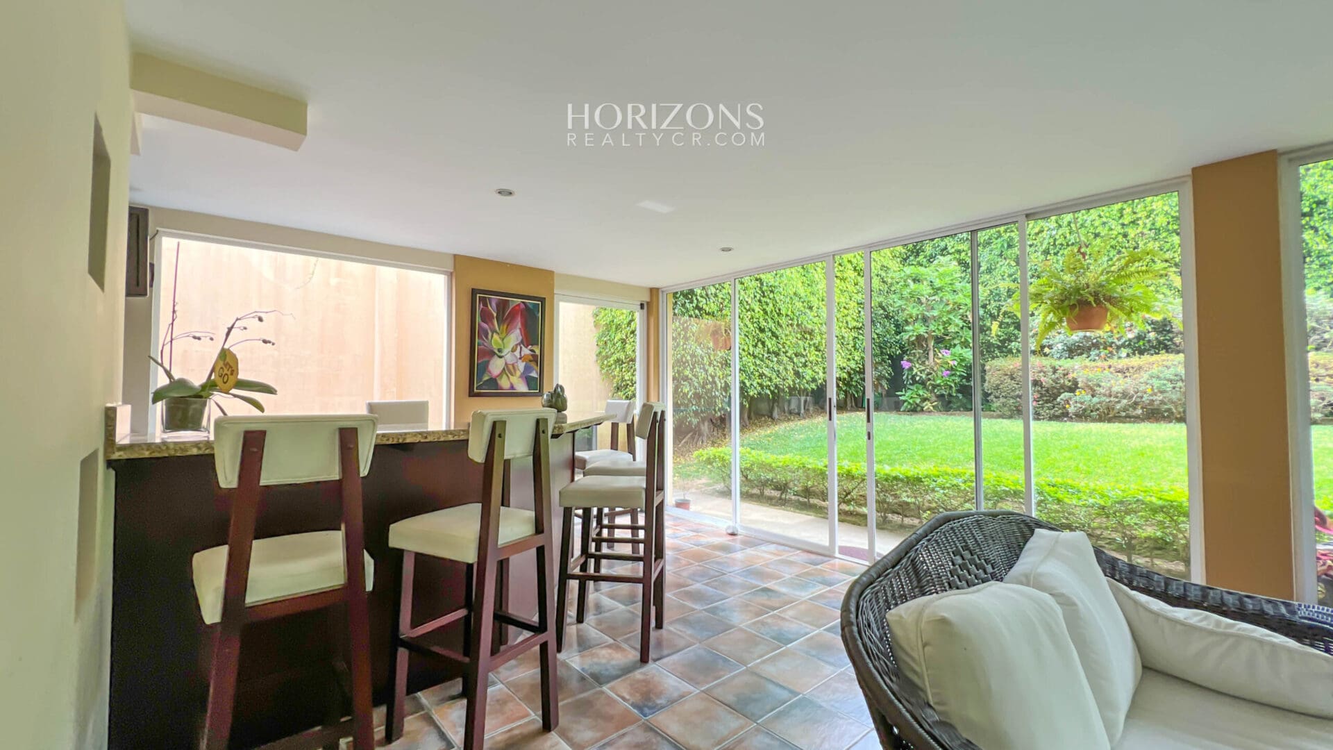 VENTA DE AMPLIA Y COMODA CASA EN CURRIDABAT DENTRO DE RESIDENCIAL  NJA1068