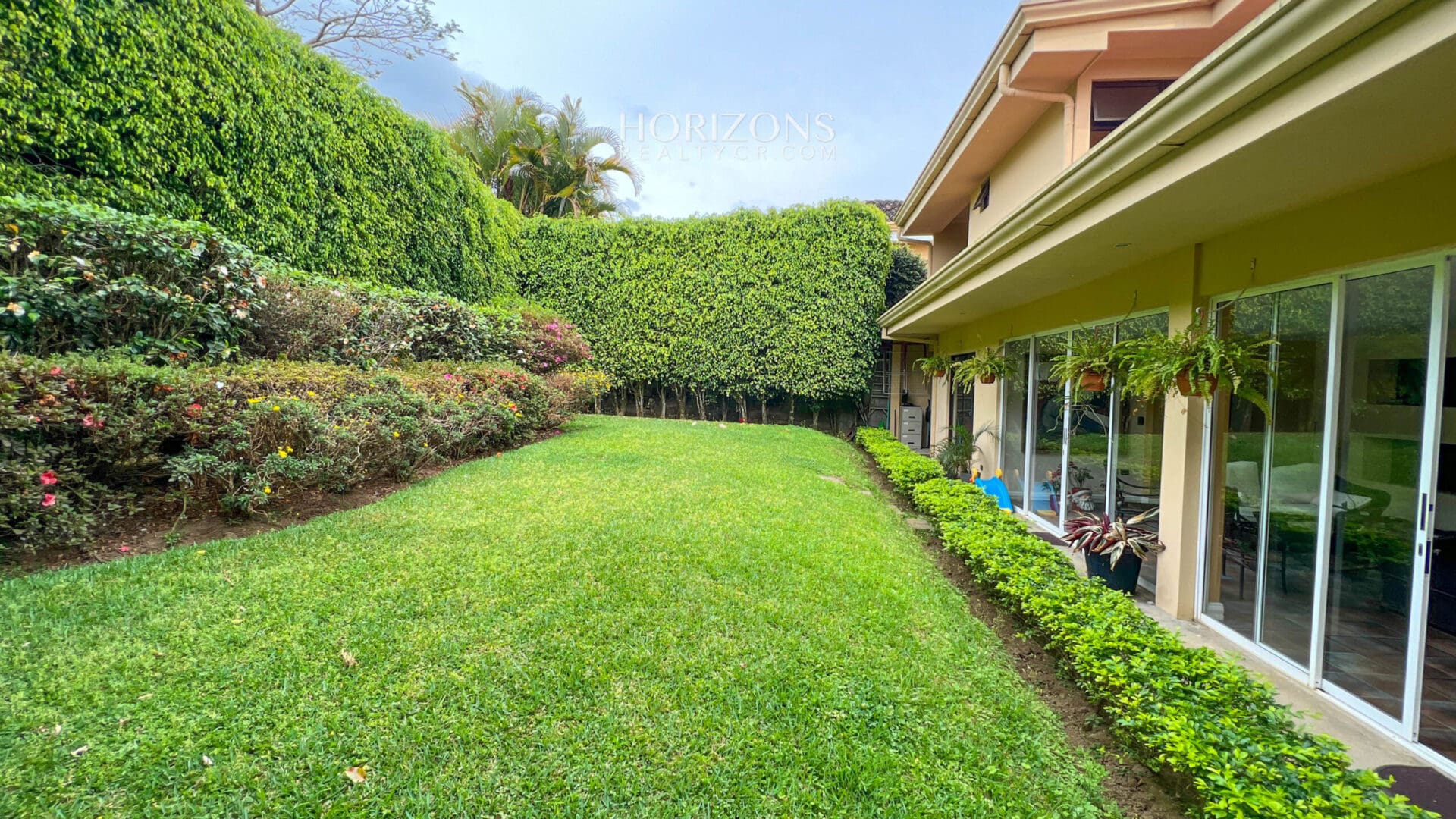VENTA DE AMPLIA Y COMODA CASA EN CURRIDABAT DENTRO DE RESIDENCIAL  NJA1068