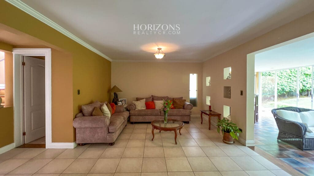 VENTA DE AMPLIA Y COMODA CASA EN CURRIDABAT DENTRO DE RESIDENCIAL  NJA1068