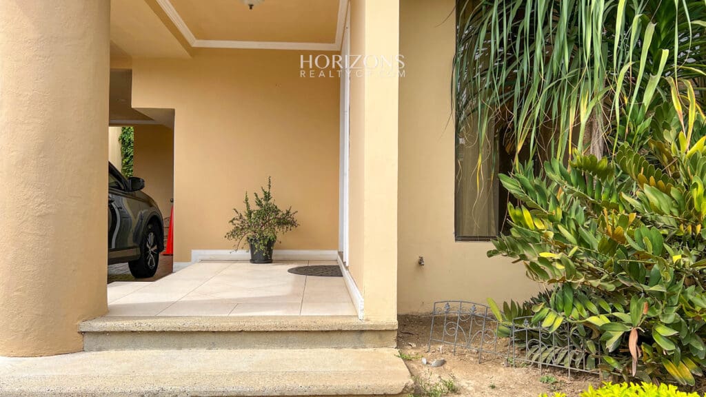 VENTA DE AMPLIA Y COMODA CASA EN CURRIDABAT DENTRO DE RESIDENCIAL  NJA1068