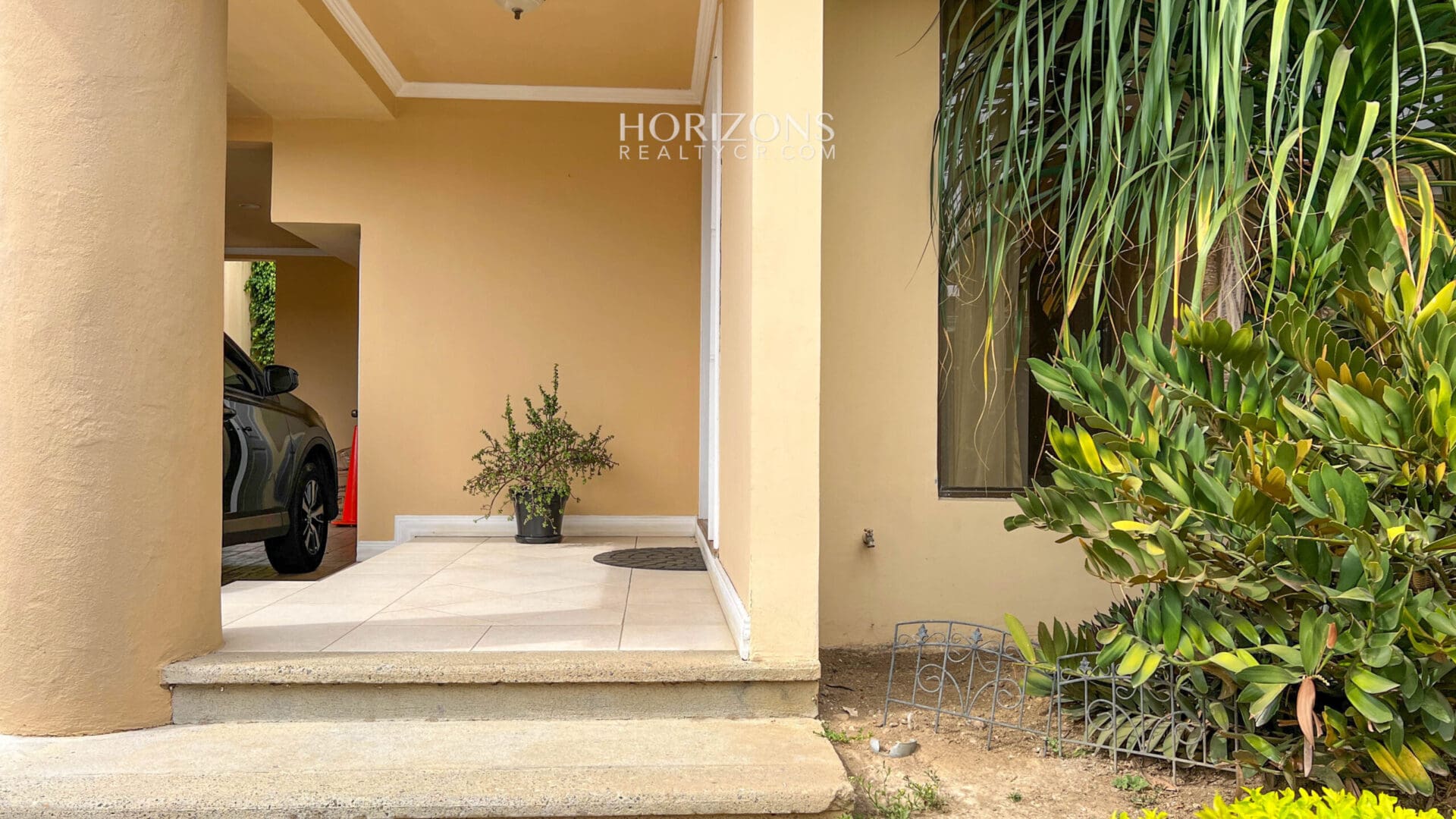 VENTA DE AMPLIA Y COMODA CASA EN CURRIDABAT DENTRO DE RESIDENCIAL  NJA1068