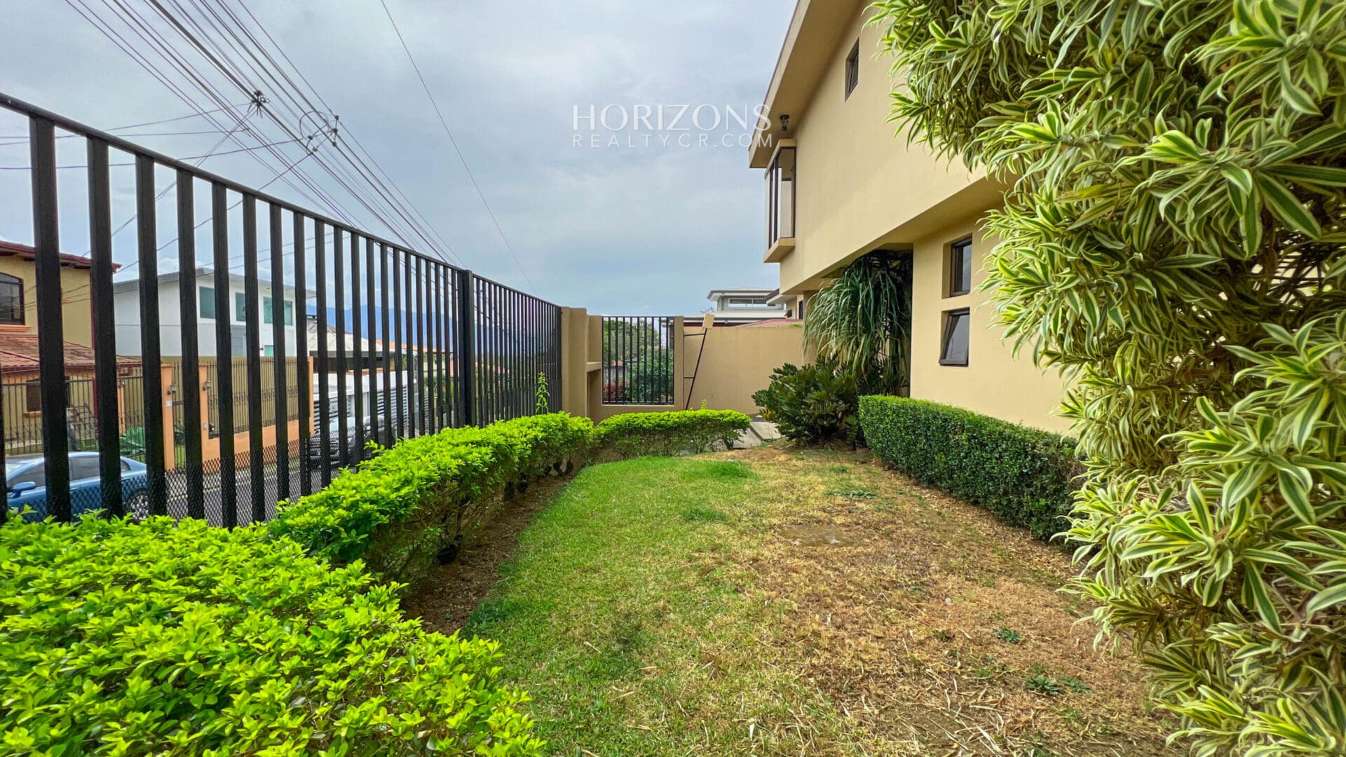 VENTA DE AMPLIA Y COMODA CASA EN CURRIDABAT DENTRO DE RESIDENCIAL  NJA1068