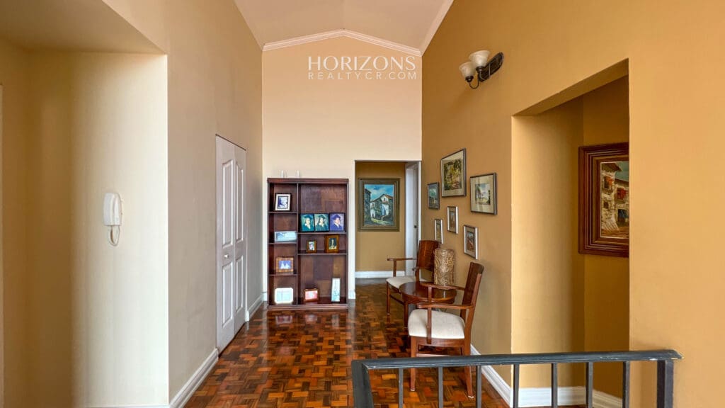 VENTA DE AMPLIA Y COMODA CASA EN CURRIDABAT DENTRO DE RESIDENCIAL  NJA1068