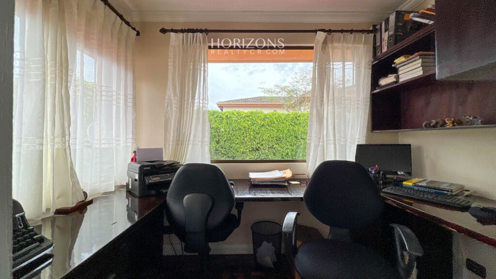 VENTA DE AMPLIA Y COMODA CASA EN CURRIDABAT DENTRO DE RESIDENCIAL  NJA1068