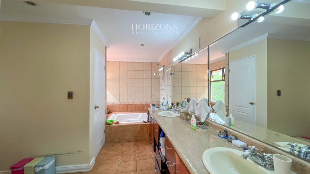 VENTA DE AMPLIA Y COMODA CASA EN CURRIDABAT DENTRO DE RESIDENCIAL  NJA1068