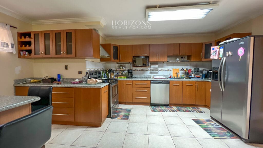 VENTA DE AMPLIA Y COMODA CASA EN CURRIDABAT DENTRO DE RESIDENCIAL  NJA1068