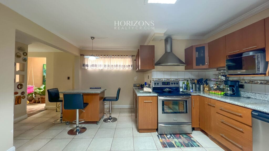 VENTA DE AMPLIA Y COMODA CASA EN CURRIDABAT DENTRO DE RESIDENCIAL  NJA1068