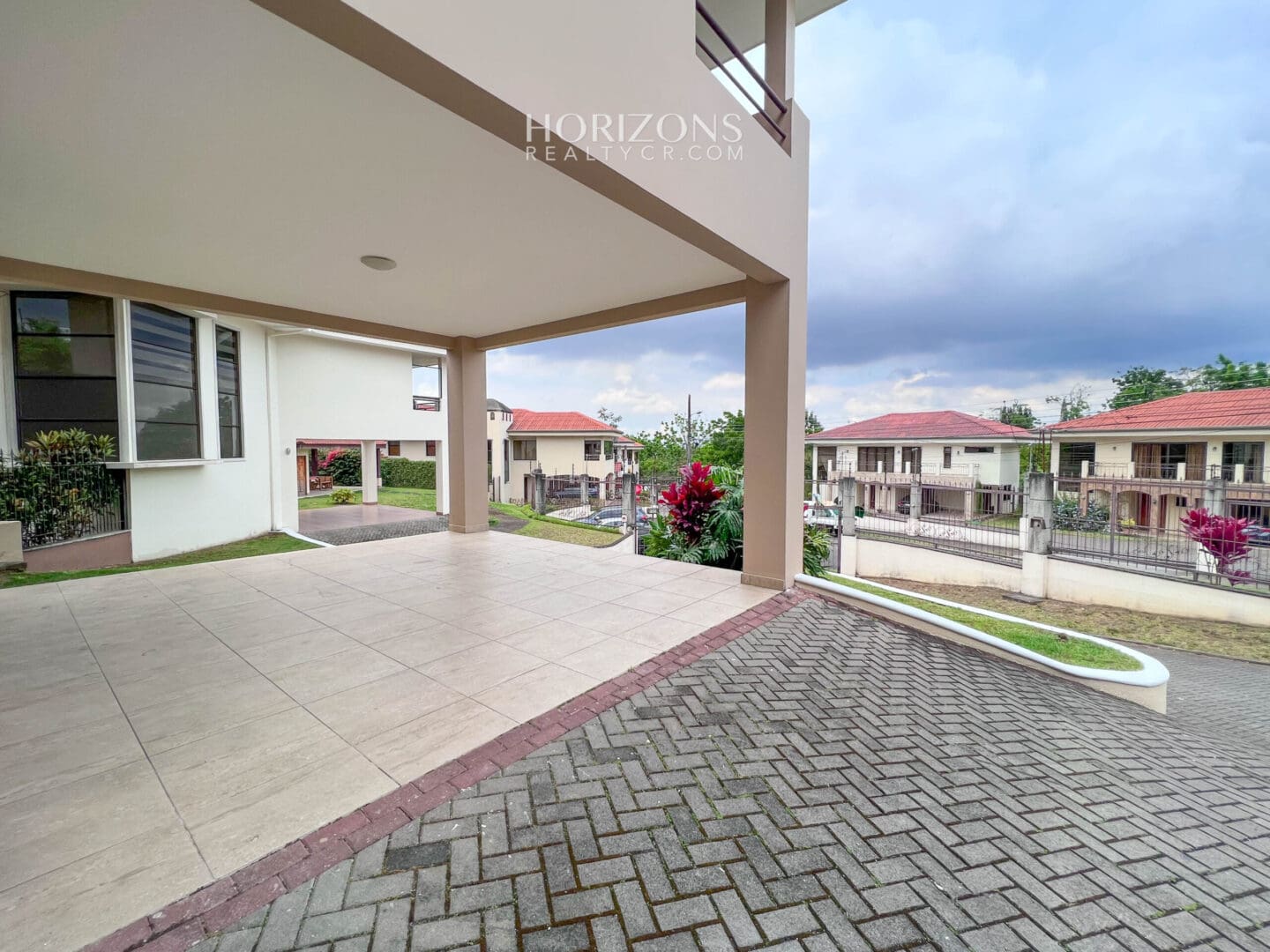 ¡CURRIDABAT! SE VENDE CASA EN RESIDENCIAL  4 HABITACIONES ZONA VERDE AMPLIA NJA1075