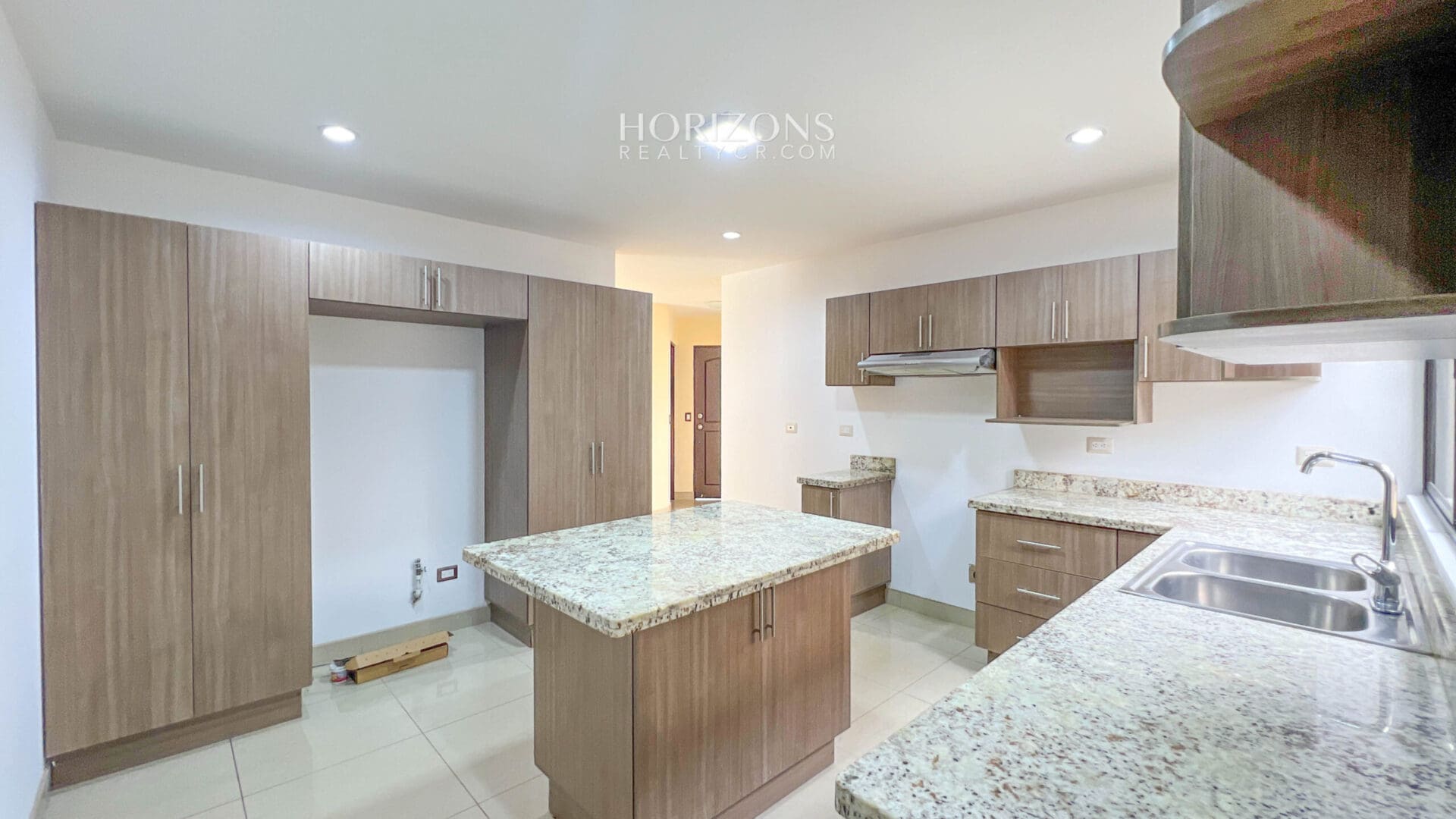 ¡CURRIDABAT! SE VENDE CASA EN RESIDENCIAL  4 HABITACIONES ZONA VERDE AMPLIA NJA1075