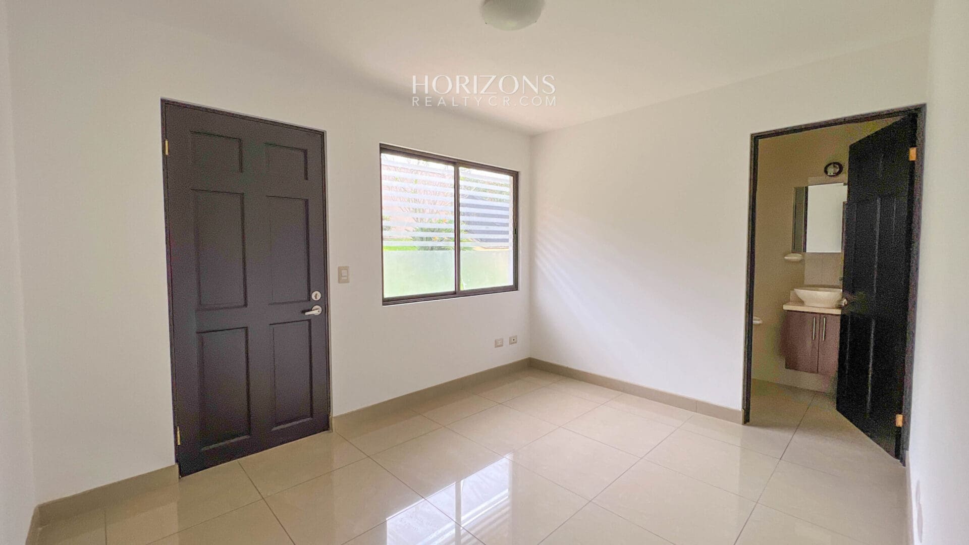 ¡CURRIDABAT! SE VENDE CASA EN RESIDENCIAL  4 HABITACIONES ZONA VERDE AMPLIA NJA1075