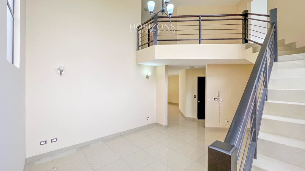 ¡CURRIDABAT! SE VENDE CASA EN RESIDENCIAL  4 HABITACIONES ZONA VERDE AMPLIA NJA1075