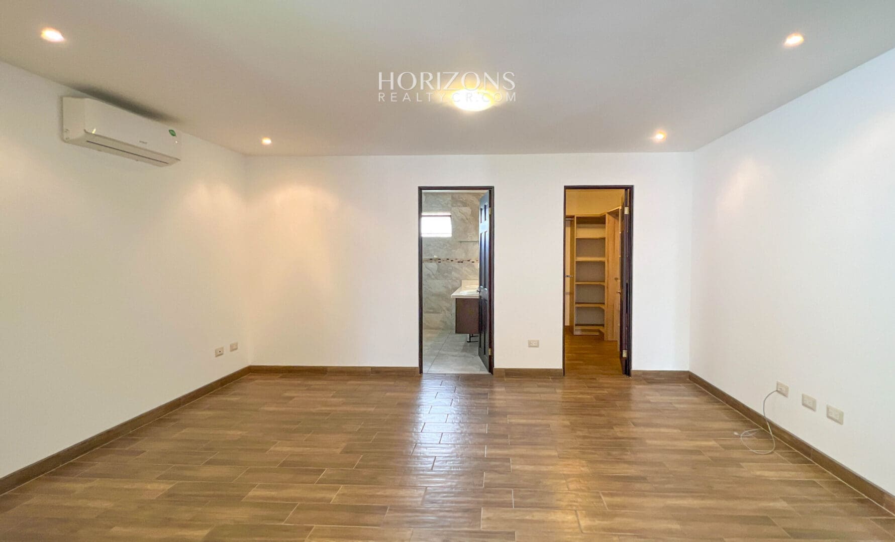 ¡CURRIDABAT! SE VENDE CASA EN RESIDENCIAL  4 HABITACIONES ZONA VERDE AMPLIA NJA1075