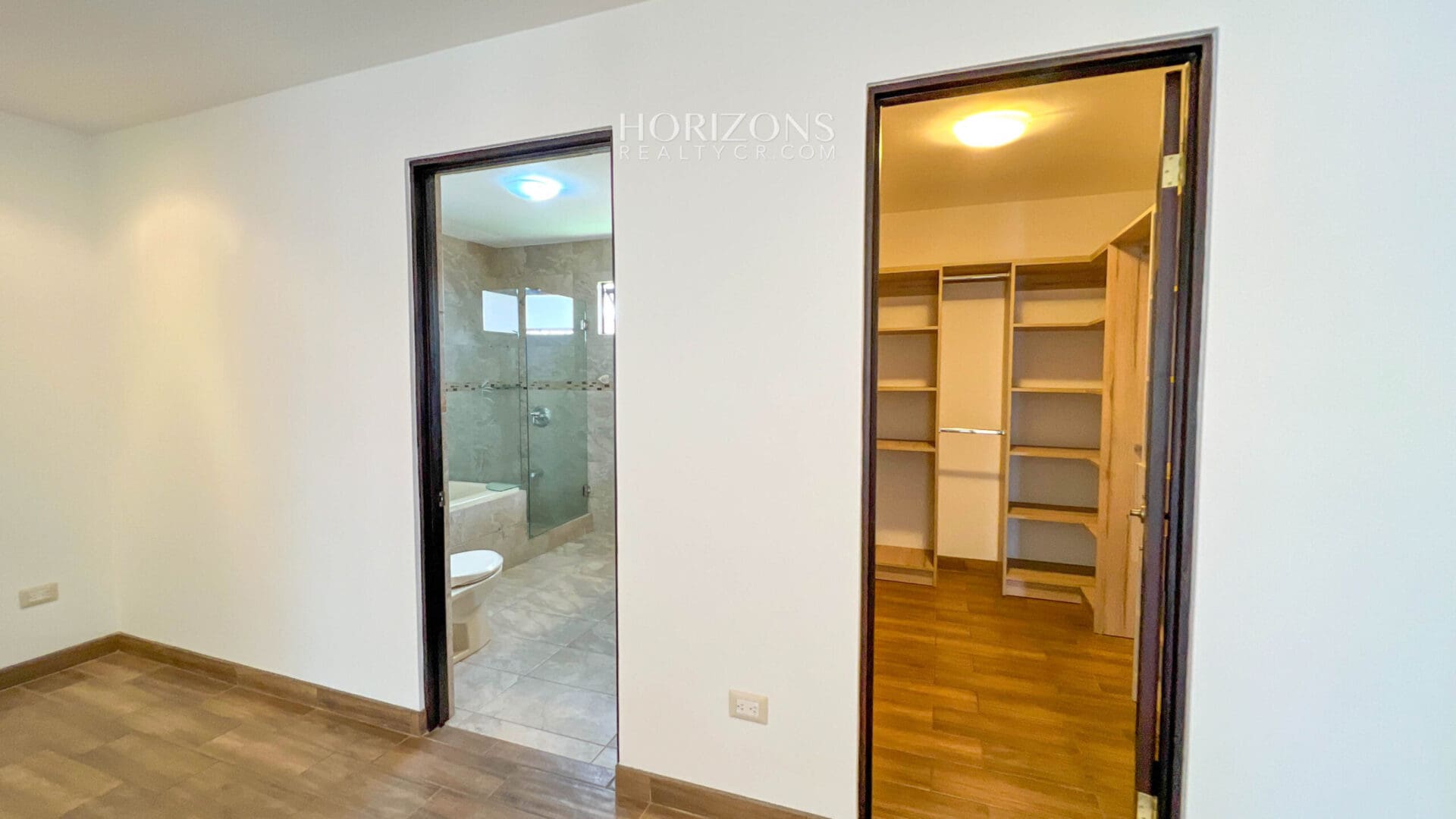 ¡CURRIDABAT! SE VENDE CASA EN RESIDENCIAL  4 HABITACIONES ZONA VERDE AMPLIA NJA1075