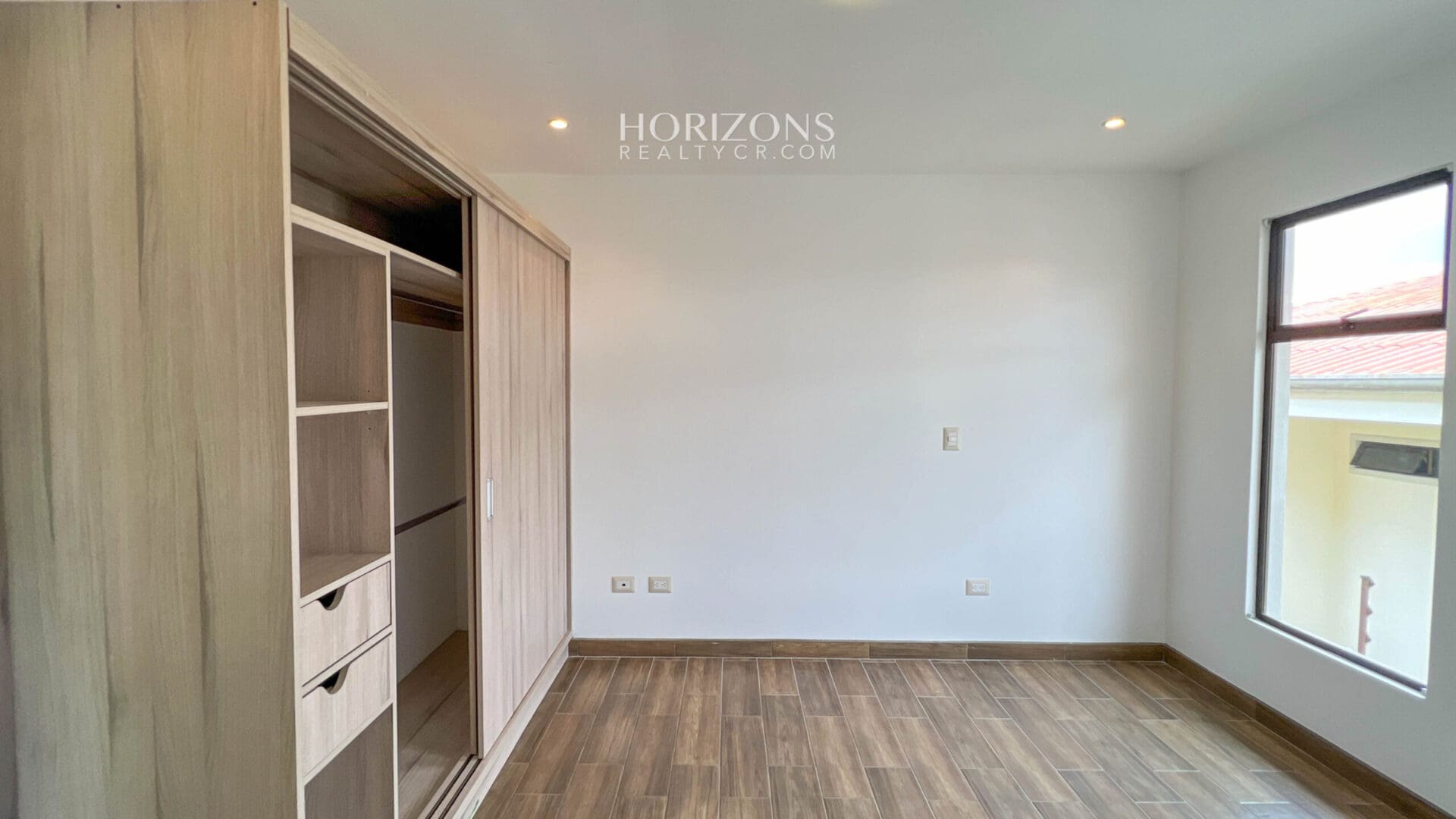 ¡CURRIDABAT! SE VENDE CASA EN RESIDENCIAL  4 HABITACIONES ZONA VERDE AMPLIA NJA1075