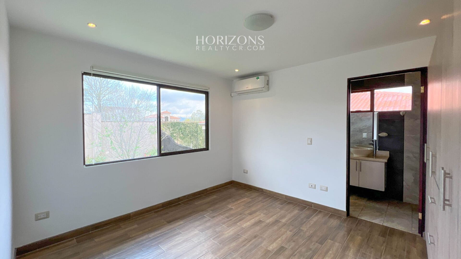 ¡CURRIDABAT! SE VENDE CASA EN RESIDENCIAL  4 HABITACIONES ZONA VERDE AMPLIA NJA1075