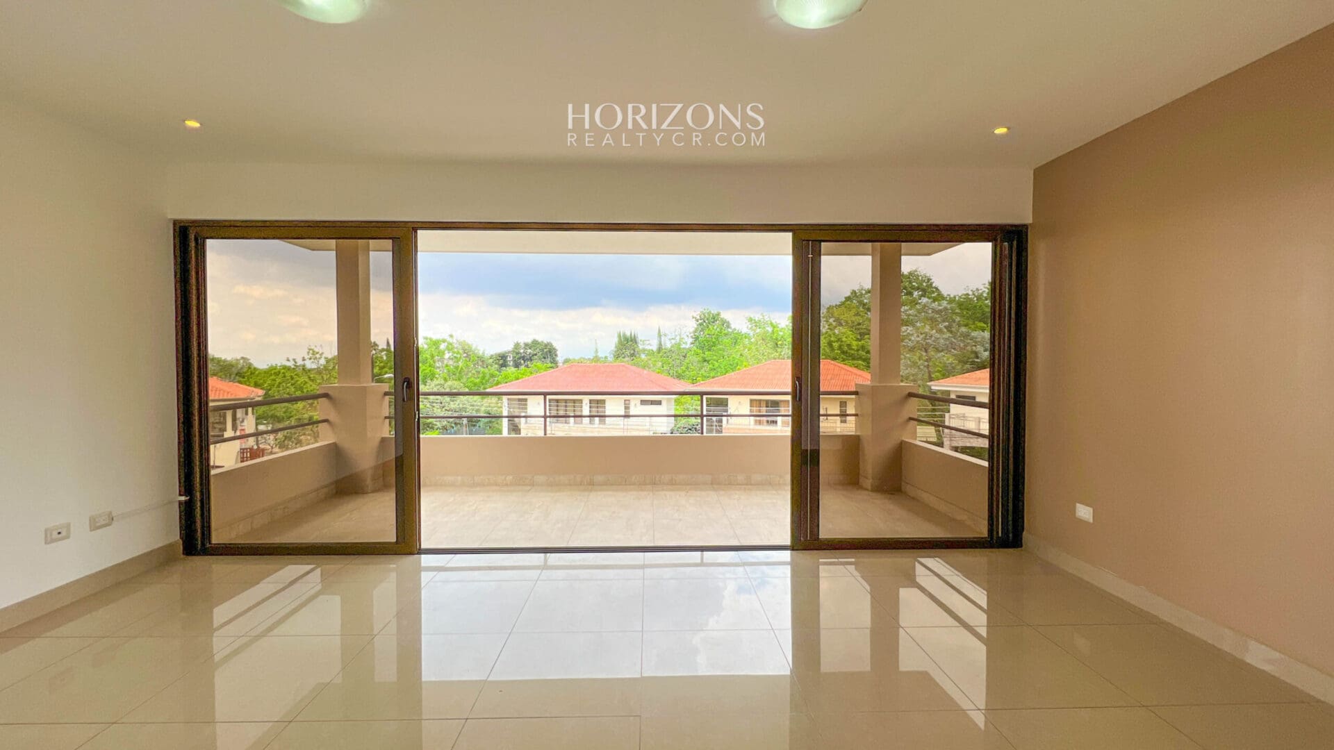 ¡CURRIDABAT! SE VENDE CASA EN RESIDENCIAL  4 HABITACIONES ZONA VERDE AMPLIA NJA1075