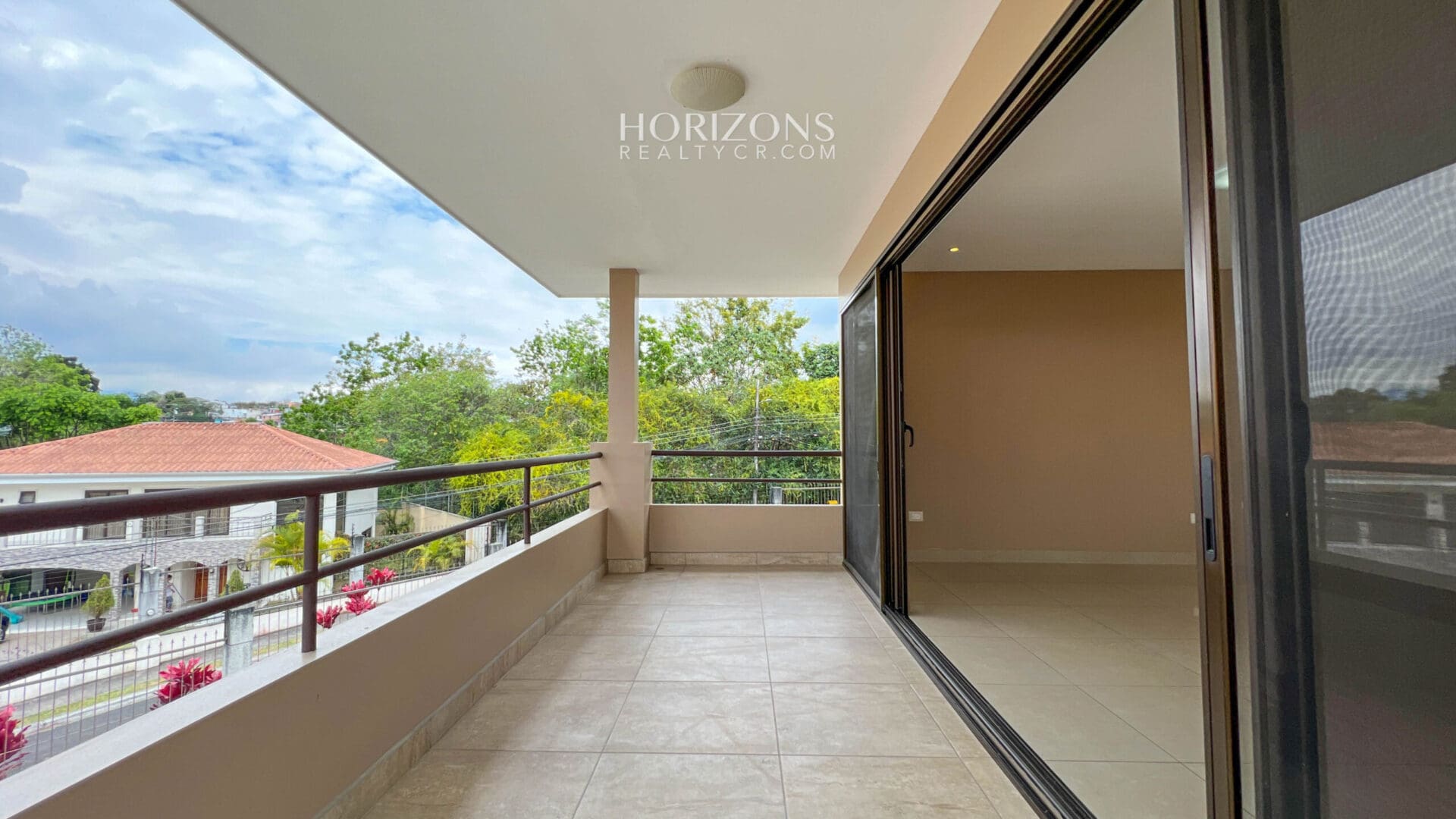 ¡CURRIDABAT! SE VENDE CASA EN RESIDENCIAL  4 HABITACIONES ZONA VERDE AMPLIA NJA1075