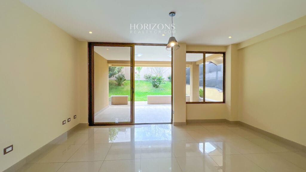 ¡CURRIDABAT! SE VENDE CASA EN RESIDENCIAL  4 HABITACIONES ZONA VERDE AMPLIA NJA1075