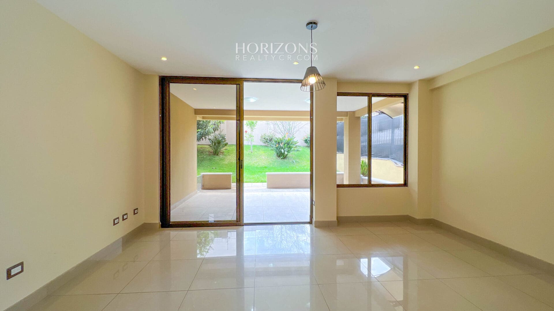¡CURRIDABAT! SE VENDE CASA EN RESIDENCIAL  4 HABITACIONES ZONA VERDE AMPLIA NJA1075