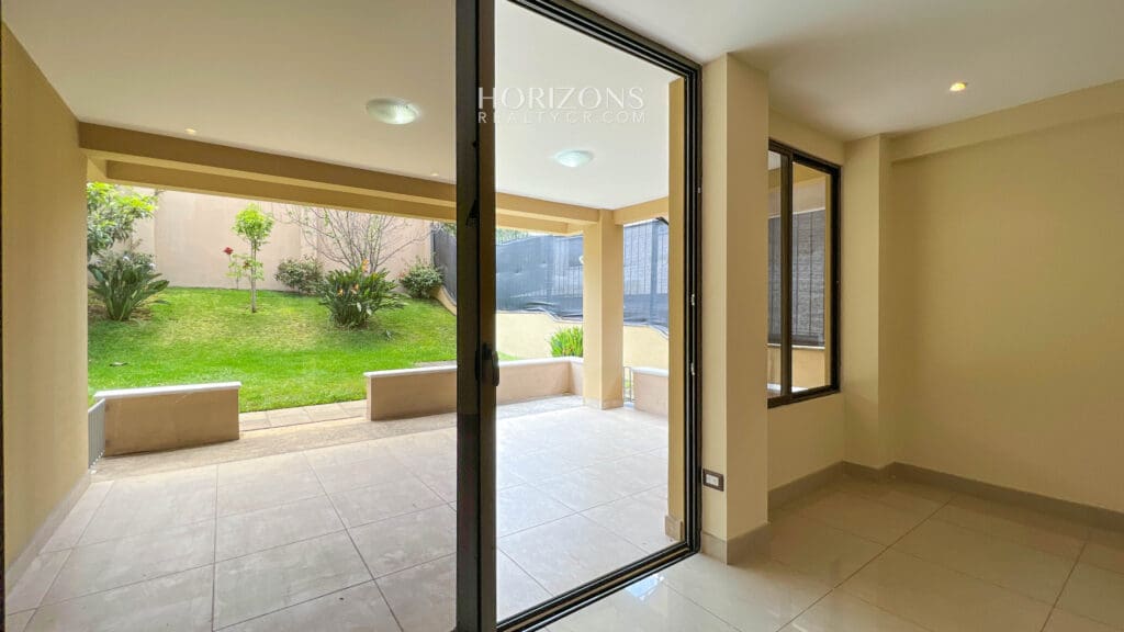 ¡CURRIDABAT! SE VENDE CASA EN RESIDENCIAL  4 HABITACIONES ZONA VERDE AMPLIA NJA1075
