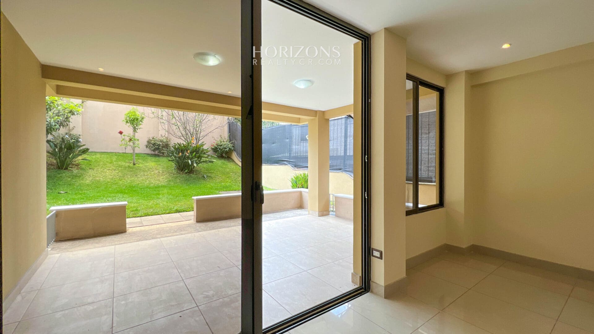 ¡CURRIDABAT! SE VENDE CASA EN RESIDENCIAL  4 HABITACIONES ZONA VERDE AMPLIA NJA1075