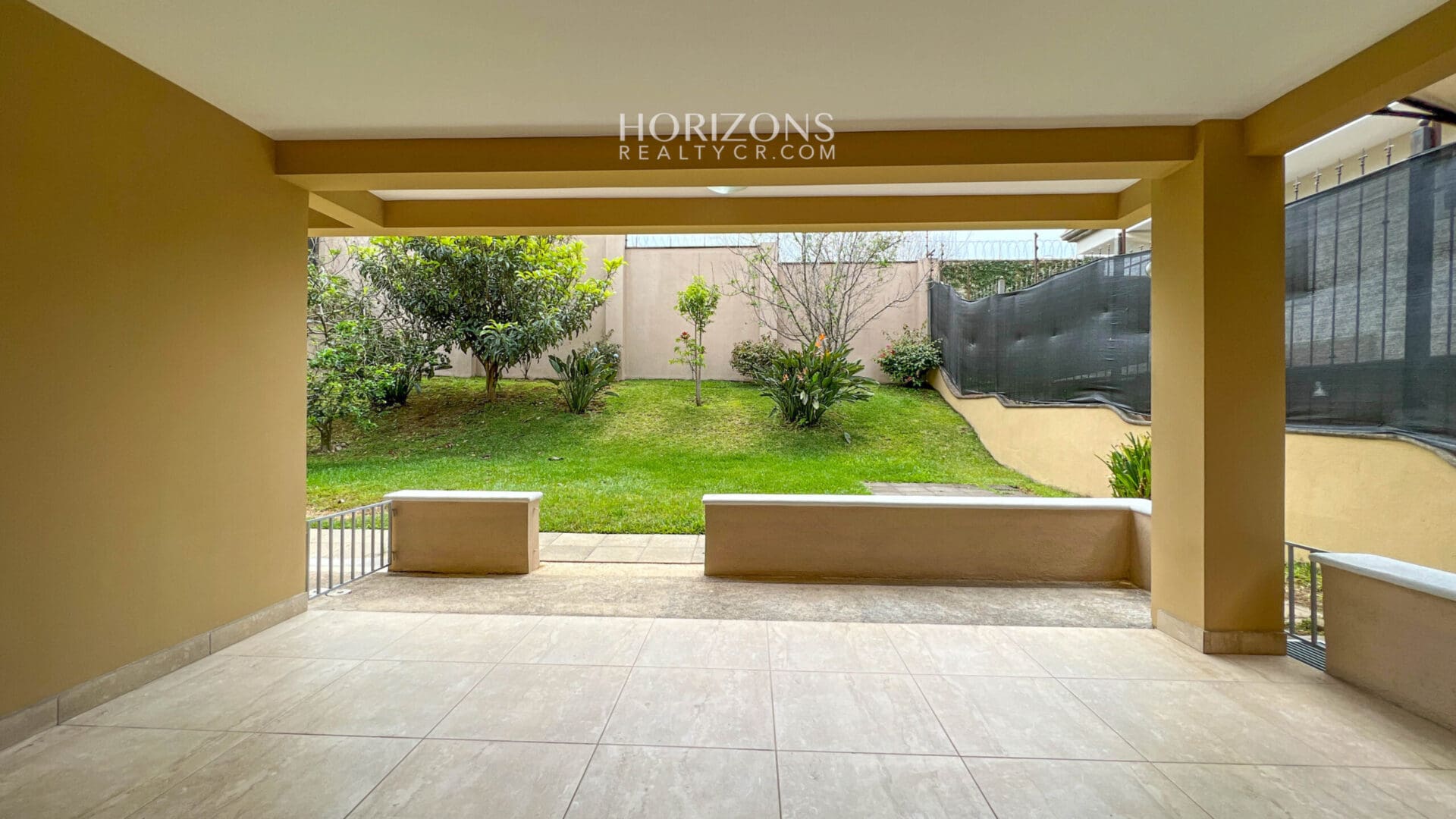 ¡CURRIDABAT! SE VENDE CASA EN RESIDENCIAL  4 HABITACIONES ZONA VERDE AMPLIA NJA1075