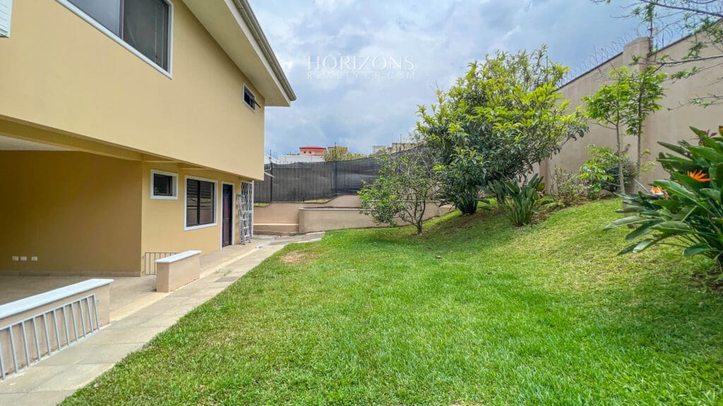 ¡CURRIDABAT! SE VENDE CASA EN RESIDENCIAL  4 HABITACIONES ZONA VERDE AMPLIA NJA1075