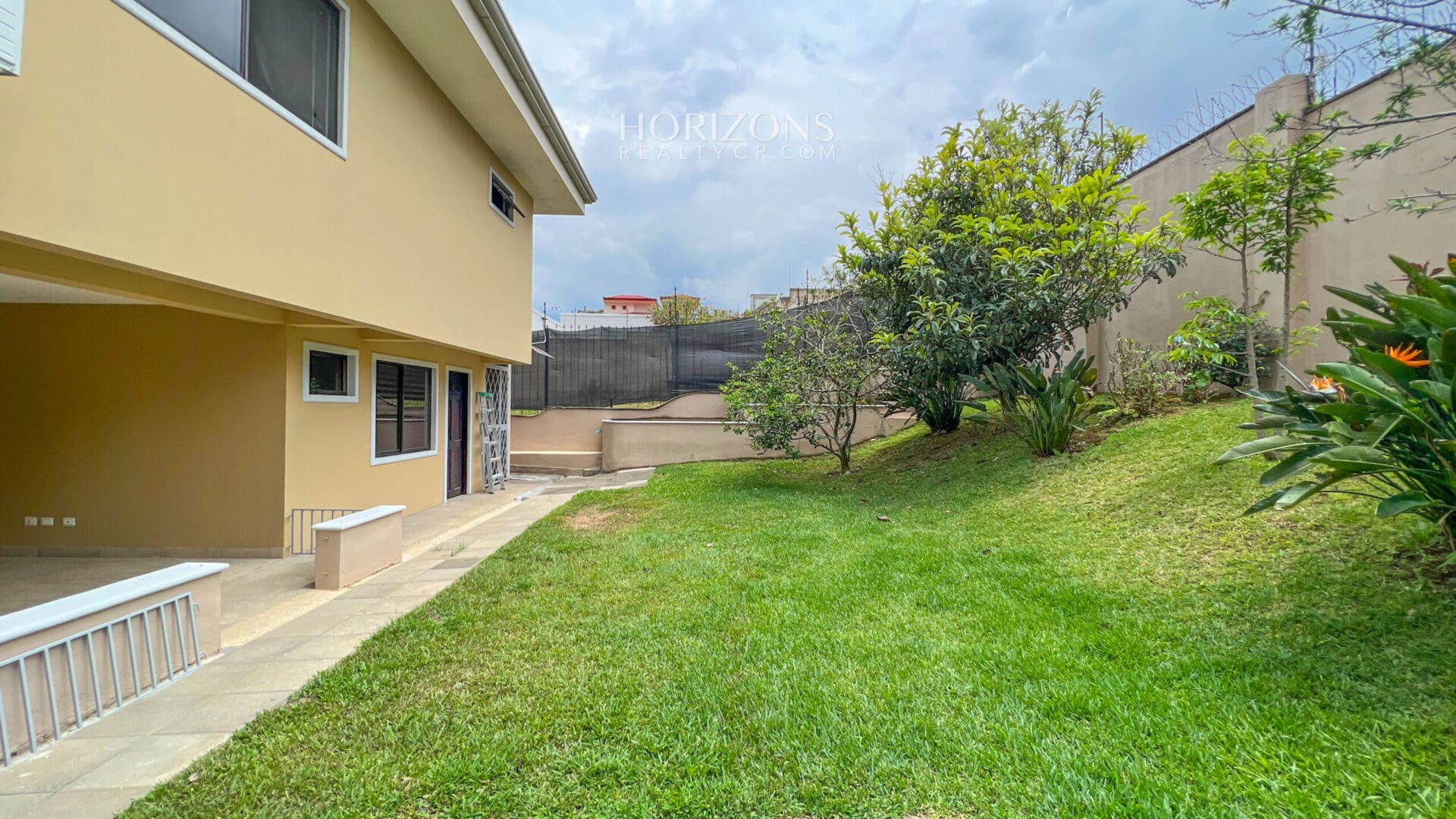 ¡CURRIDABAT! SE VENDE CASA EN RESIDENCIAL  4 HABITACIONES ZONA VERDE AMPLIA NJA1075