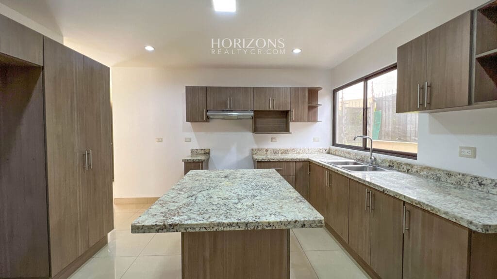 ¡CURRIDABAT! SE VENDE CASA EN RESIDENCIAL  4 HABITACIONES ZONA VERDE AMPLIA NJA1075