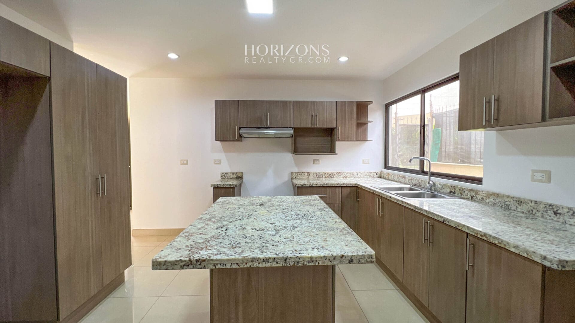 ¡CURRIDABAT! SE VENDE CASA EN RESIDENCIAL  4 HABITACIONES ZONA VERDE AMPLIA NJA1075