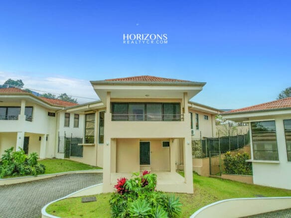 ¡Curridabat! Se Vende Casa En Residencial  4 Habitaciones Zona Verde Amplia Nja1075