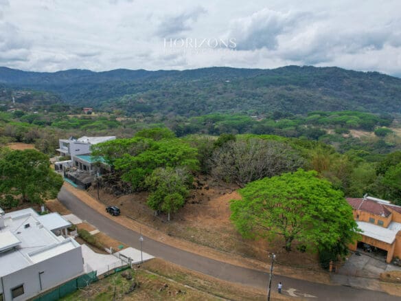 Lote De 1325M² Vista A La Naturaleza En Hacienda Los Reyes La Guácima Alajuela Njr60