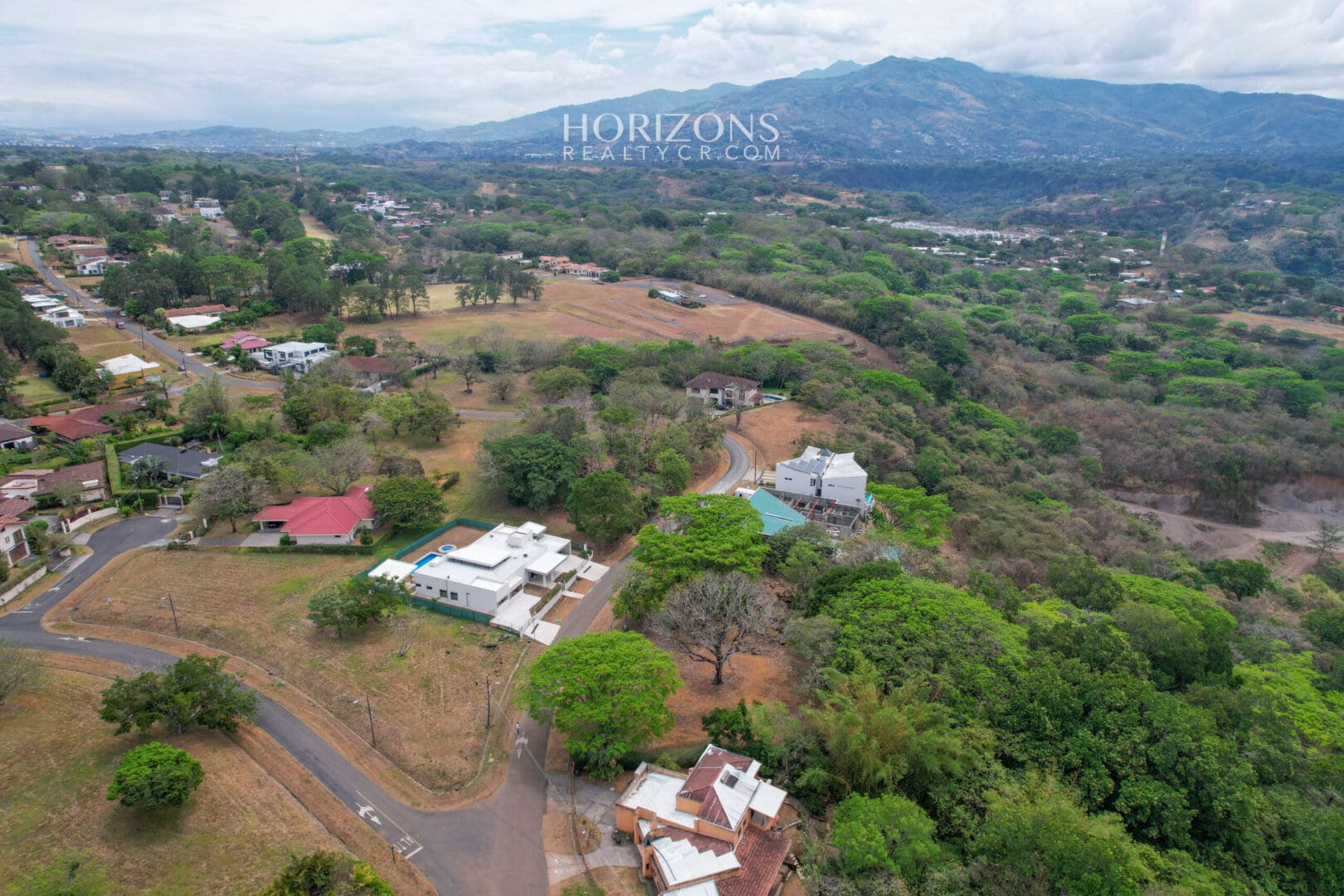 Lote de 1325m² Vista a la Naturaleza en Hacienda los Reyes la Guácima Alajuela njr60