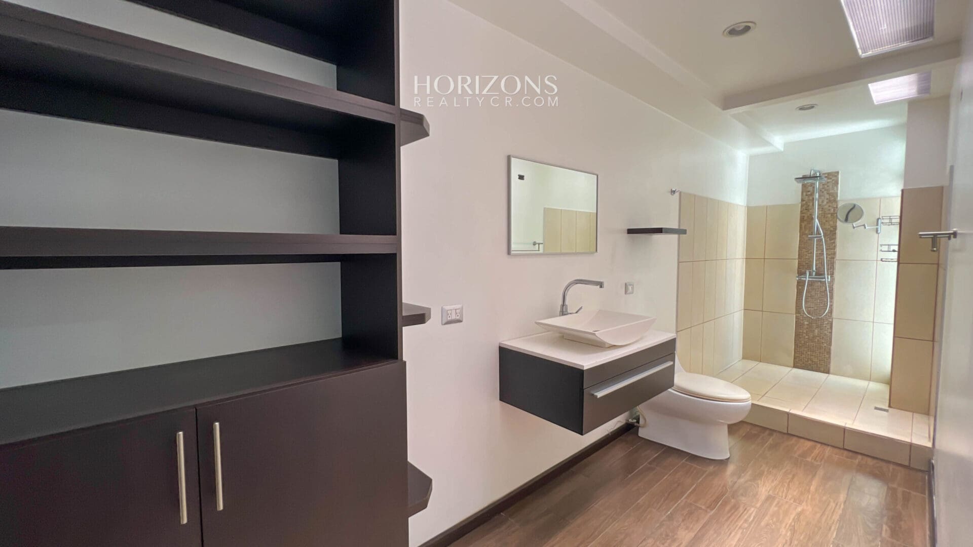 Casa en Venta Moderna con Techos altos en Condominio en Alajuela njr61
