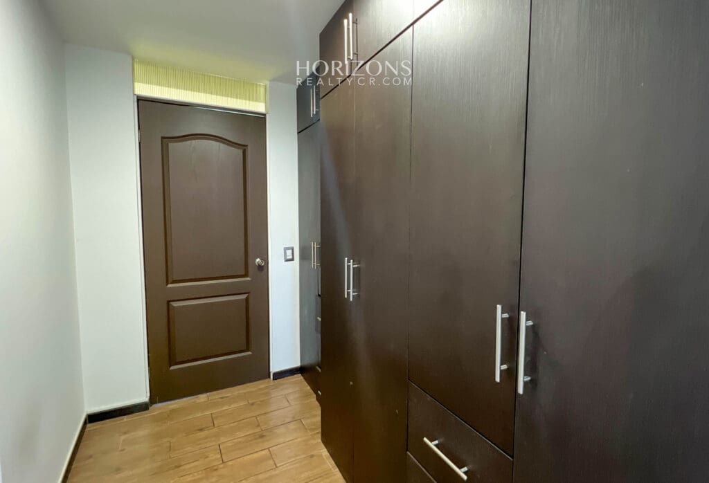 Casa en Venta Moderna con Techos altos en Condominio en Alajuela njr61