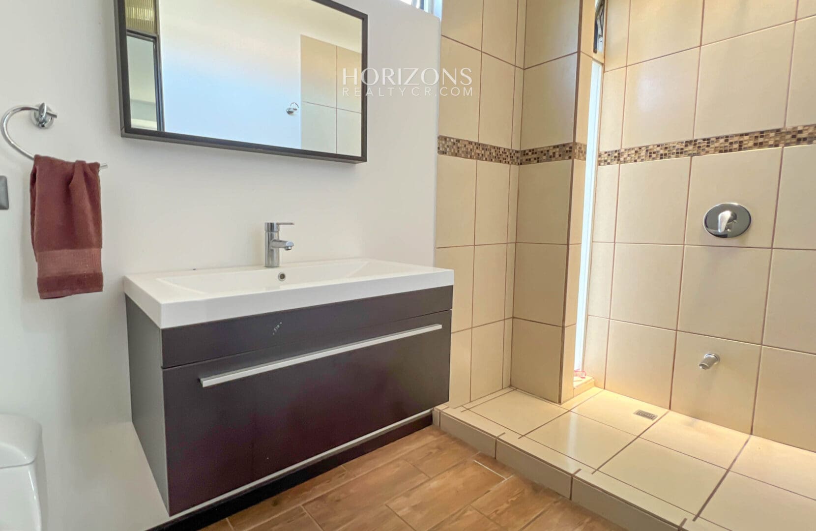 Casa en Venta Moderna con Techos altos en Condominio en Alajuela njr61