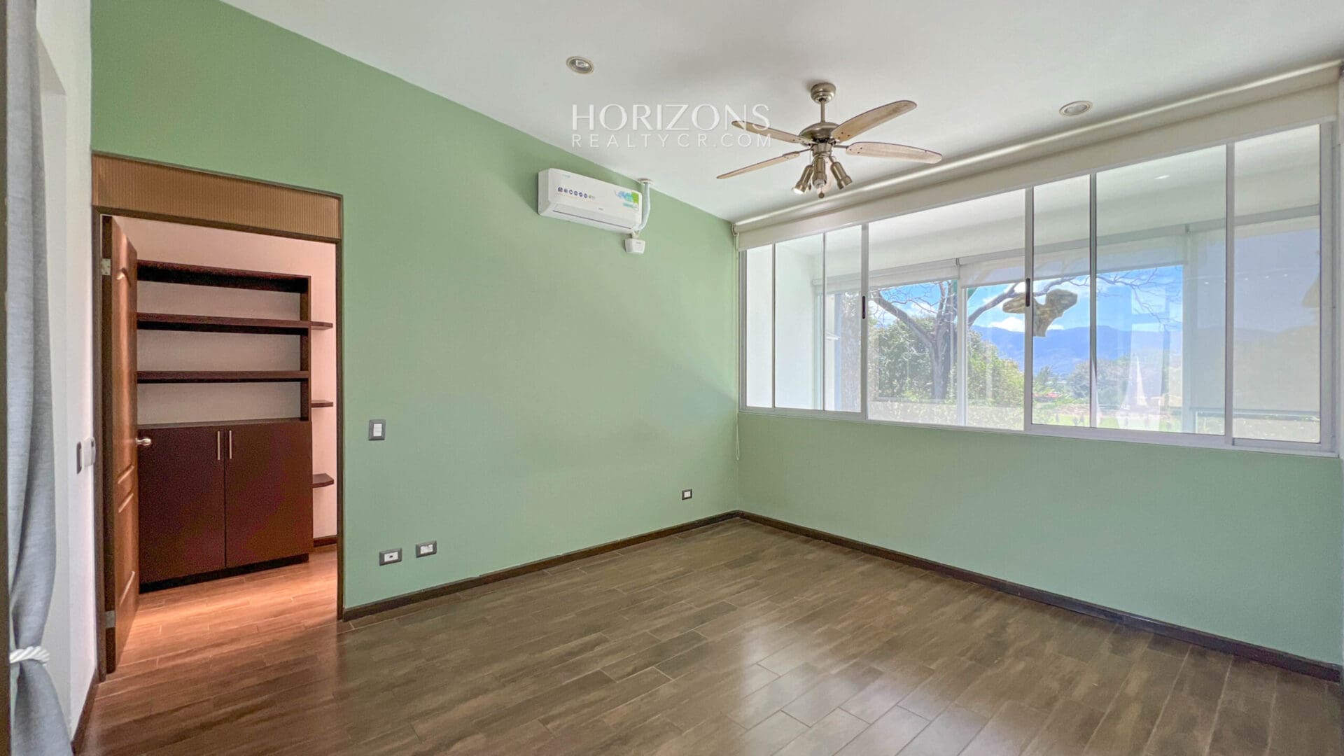 Casa en Venta Moderna con Techos altos en Condominio en Alajuela njr61