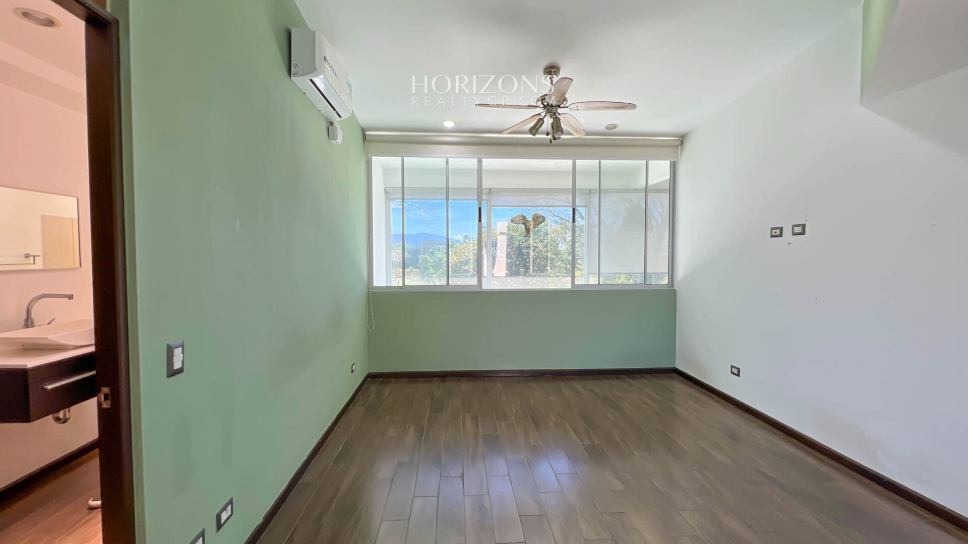 Casa en Venta Moderna con Techos altos en Condominio en Alajuela njr61