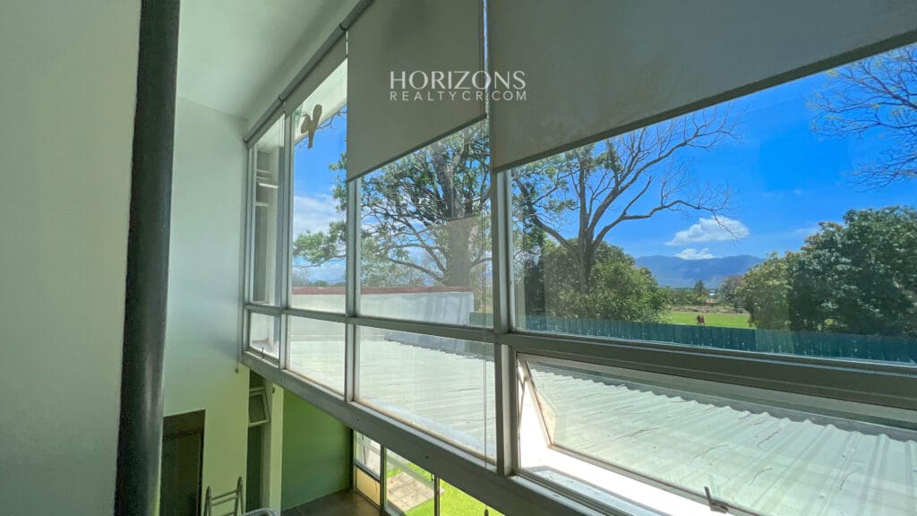 Casa en Venta Moderna con Techos altos en Condominio en Alajuela njr61