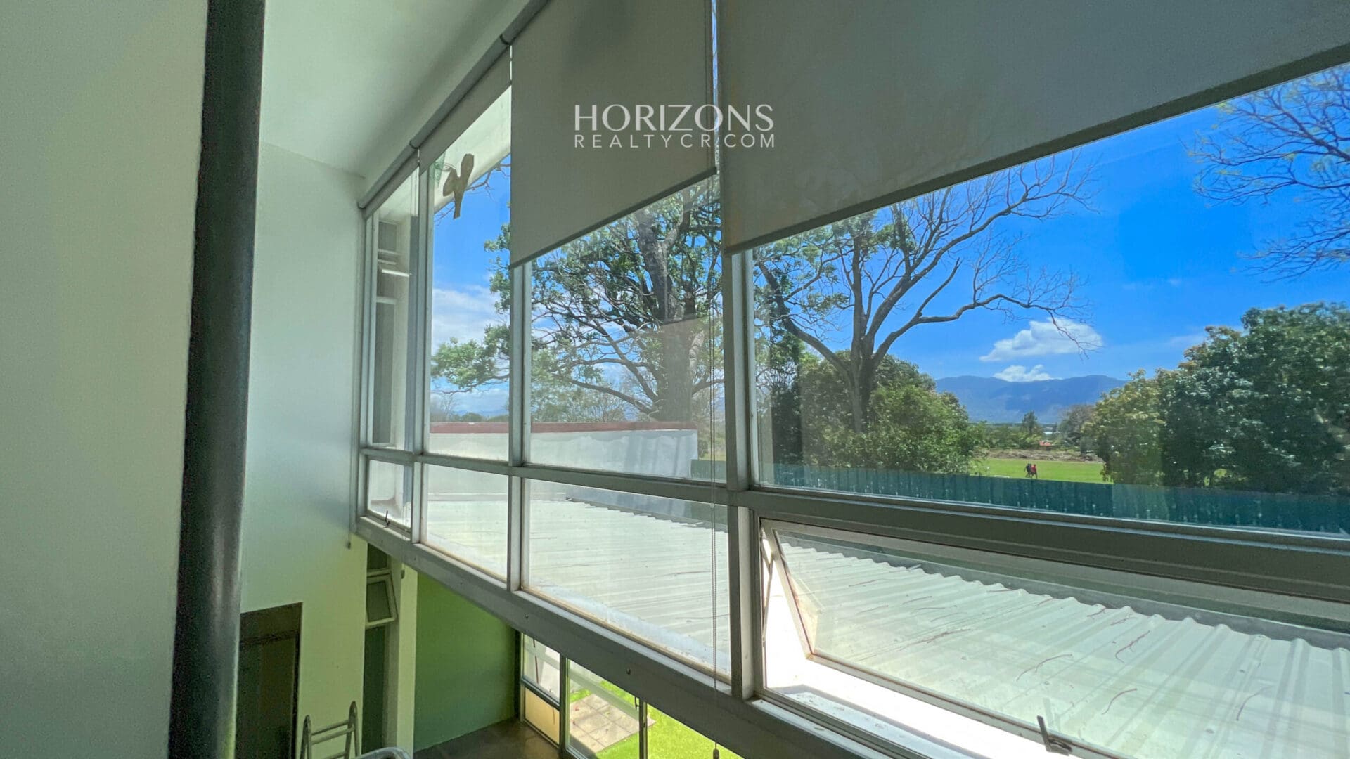 Casa en Venta Moderna con Techos altos en Condominio en Alajuela njr61