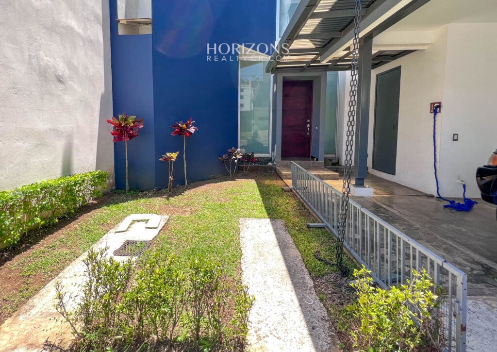 Casa en Venta Moderna con Techos altos en Condominio en Alajuela njr61