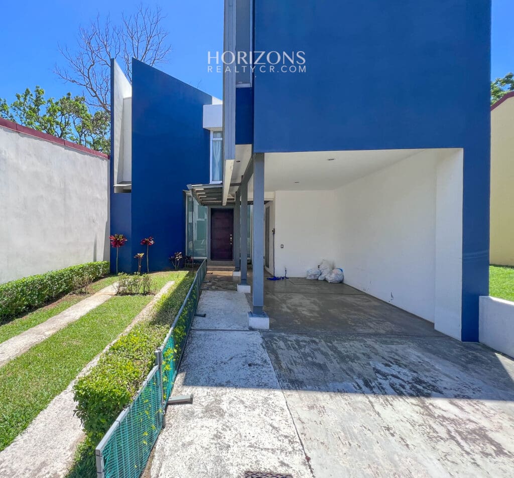 Casa en Venta Moderna con Techos altos en Condominio en Alajuela njr61