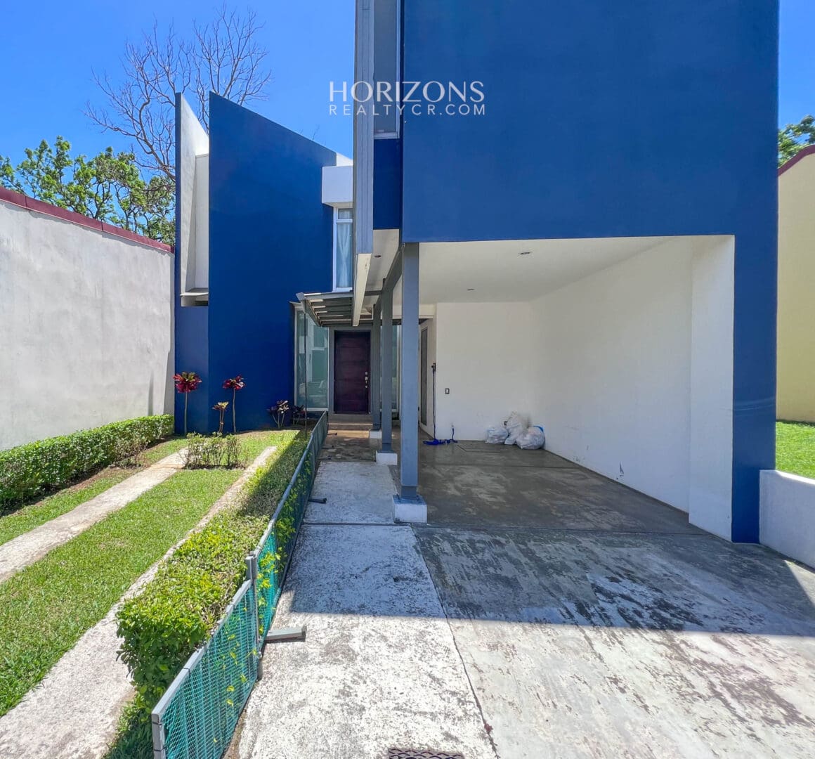 Casa en Venta Moderna con Techos altos en Condominio en Alajuela njr61