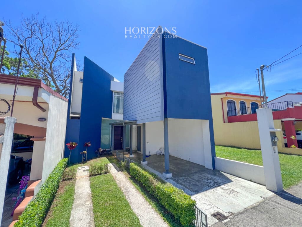 Casa En Venta Moderna Con Techos Altos En Condominio En Alajuela Njr61