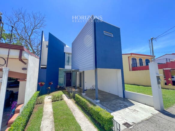 Casa En Venta Moderna Con Techos Altos En Condominio En Alajuela Njr61