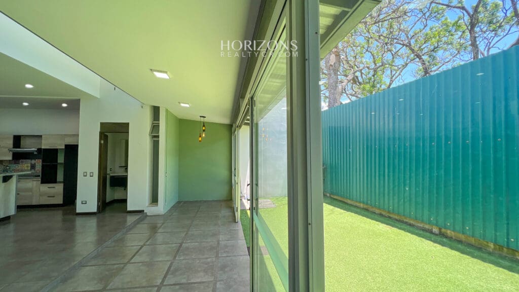 Casa en Venta Moderna con Techos altos en Condominio en Alajuela njr61
