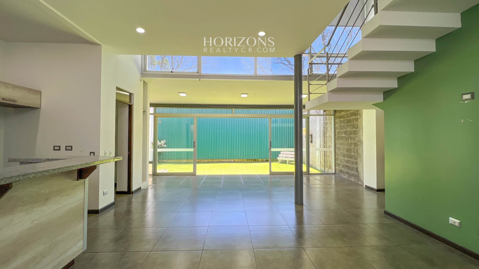 Casa en Venta Moderna con Techos altos en Condominio en Alajuela njr61
