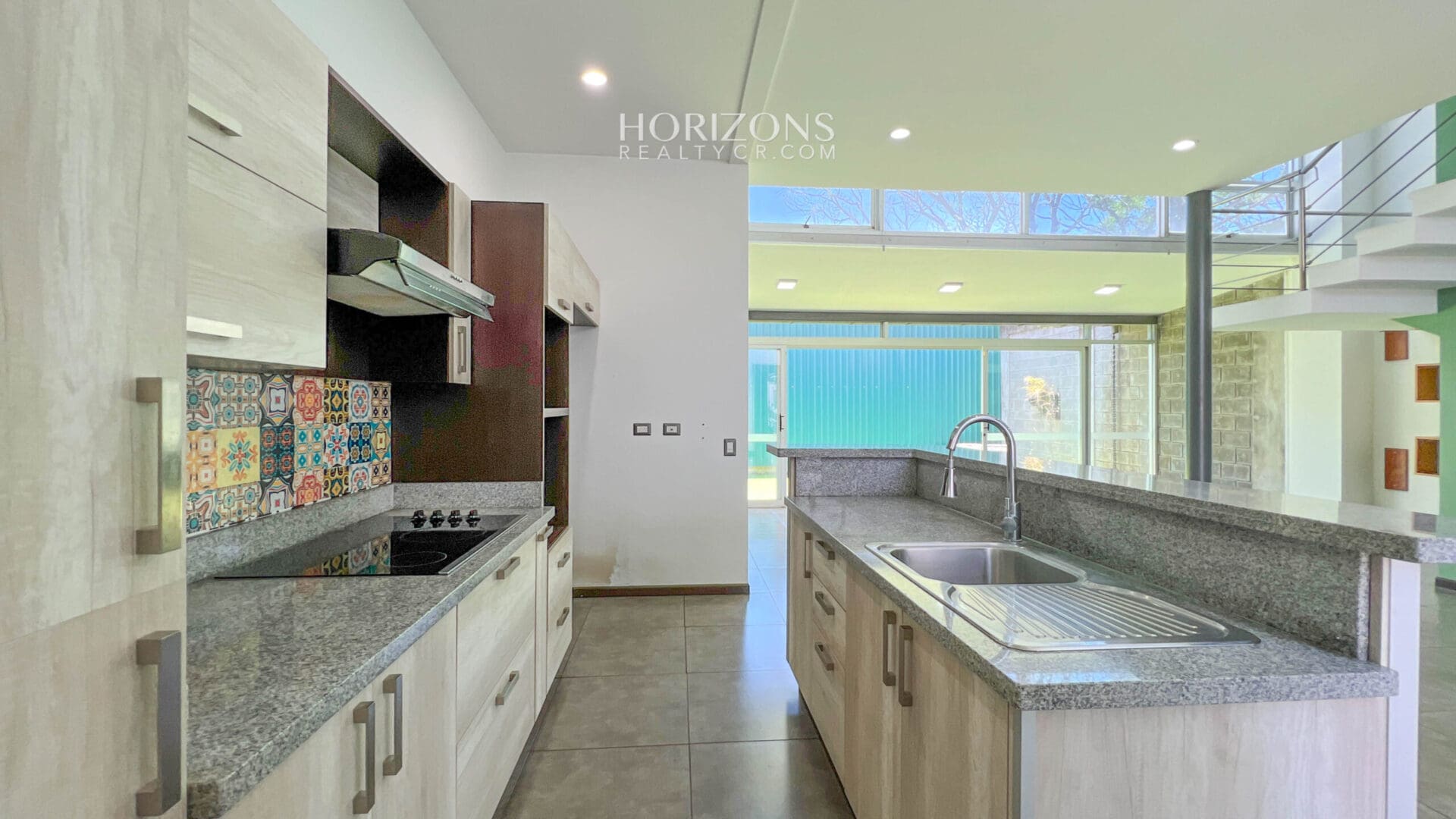 Casa en Venta Moderna con Techos altos en Condominio en Alajuela njr61