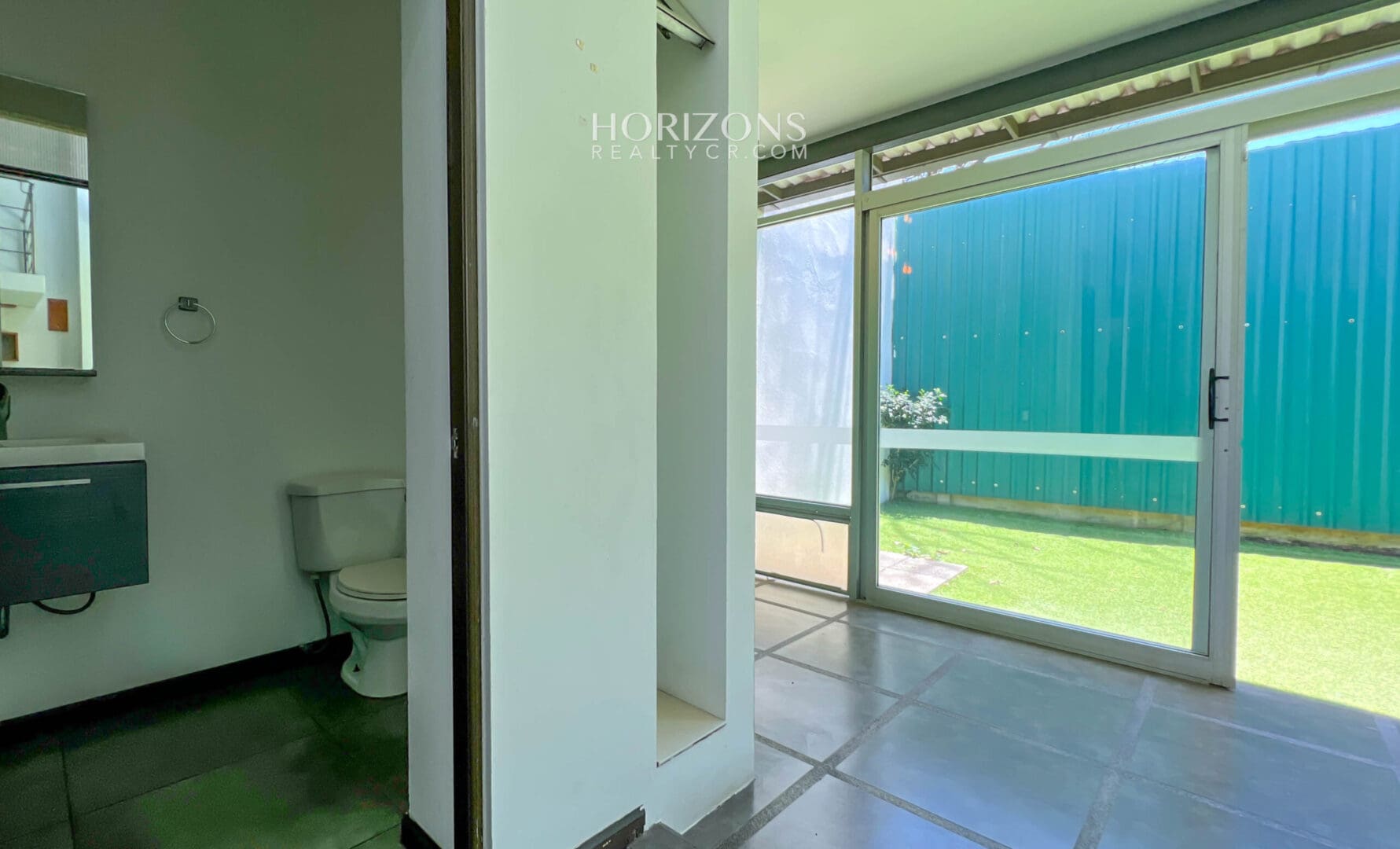 Casa en Venta Moderna con Techos altos en Condominio en Alajuela njr61