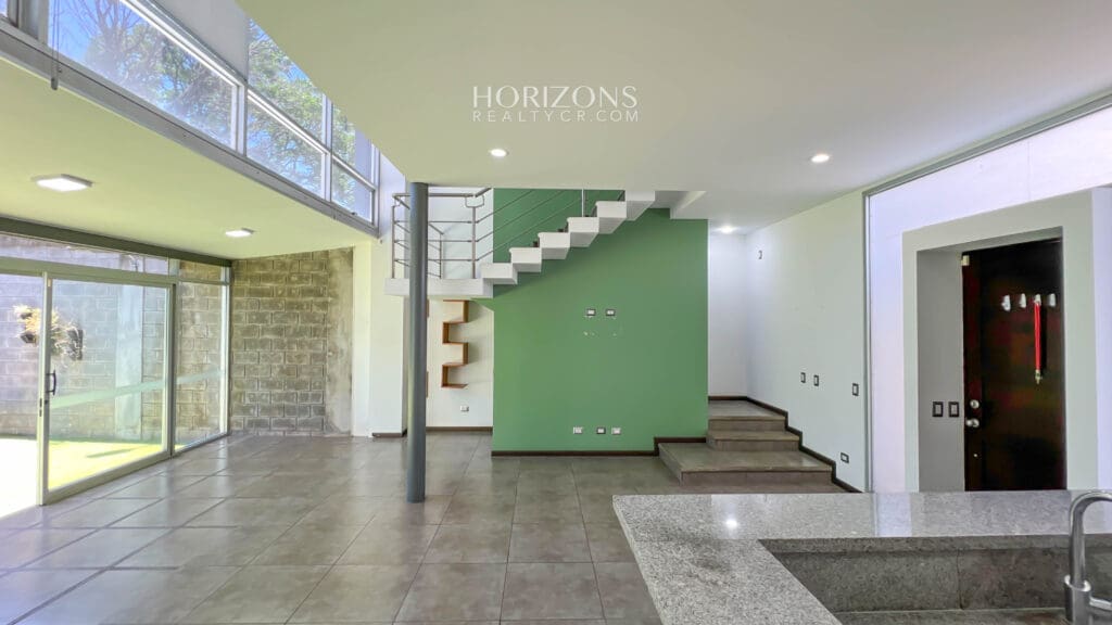 Casa en Venta Moderna con Techos altos en Condominio en Alajuela njr61